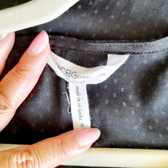 BCBG Tunic High Low Silky Key Hole Front Top Blouse Tonal Polka Dot  sz: S - Picture 7 of 7